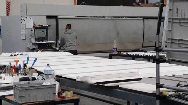 Изготовление встроенной калитки в секционных воротах смотреть онлайн