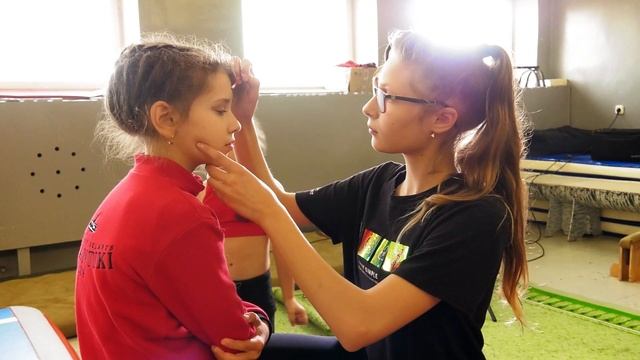 Макияж. В Париже надо выглядеть сногсшибательно. Макияж - первый помощник. "Хочу в Париж" 19я сери смотреть онлайн