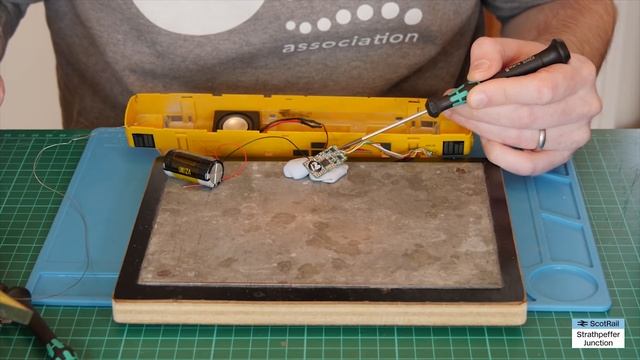 #40 Part 2: Fitting a Stay Alive Capacitor Unit to a Hornby TTS Sound Decoder смотреть онлайн