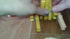 Как сдалать подставку под телефон из прищепок.