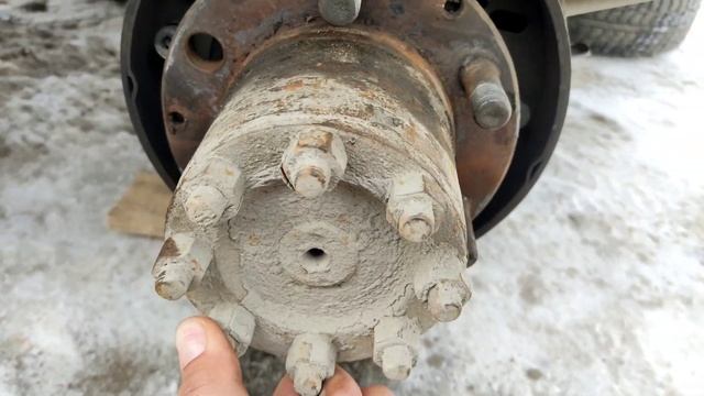 Как открутить гайку заднего колеса если прокручивается вместе с шпилькой. газель 3302 смотреть онлайн