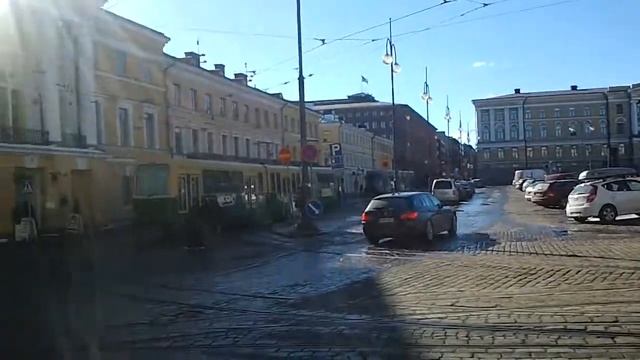 Хельсинки.Трамвай уступает дорогу трамваю. смотреть онлайн
