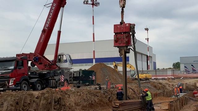 Стройка. Погружение Шпунта Ларсена Л5-УМ в аэропорту Шереметьево. Компания Буровые Решения drll.ru смотреть онлайн