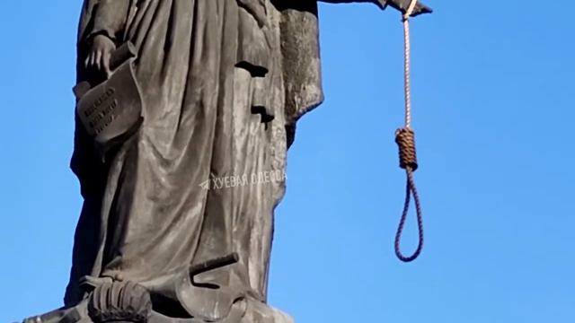 🫢В Одессе на голову Екатерине II надели красный колпак палача, а к руке привязали виселицу. смотреть онлайн
