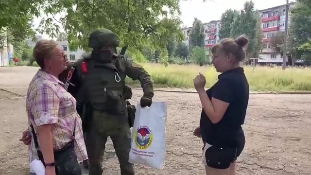Военнослужащие ЦВО доставили гуманитарную помощь в Лисичанск.mp4 смотреть онлайн