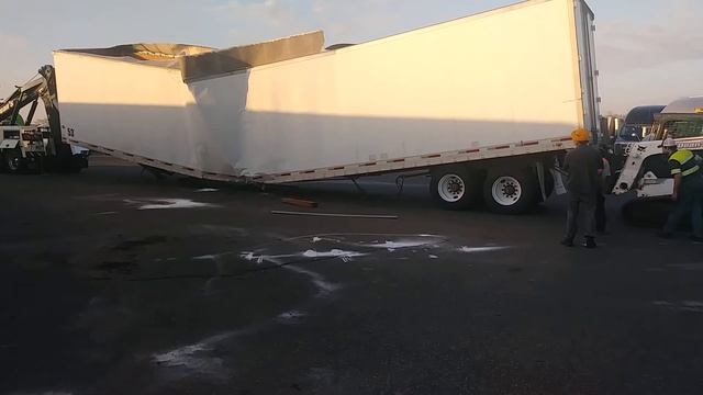 Aftermath of Overweight trailer (I35 exit 69 MN) Flying Js смотреть онлайн