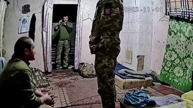 Офицер Украины издеваться над всушником из за не желания того ехать на могилизацию смотреть онлайн