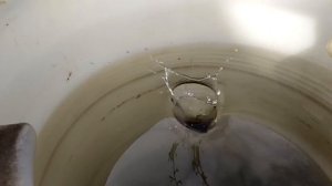 Замедленное падение камня в воду. Замедленная съёмка. Что будет если?