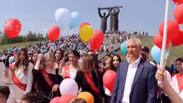 ПАРАД ВЫПУСКНИКОВ 2023 В МАГНИТОГОРСКЕ смотреть онлайн