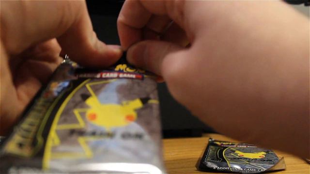 Opening a Pokemon Celebrations Mini Tin! смотреть онлайн