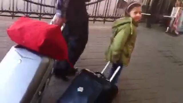 Ариша везет чемодан смотреть онлайн