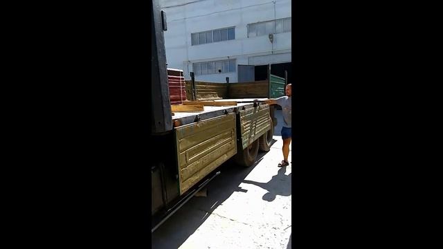 Привезли шифер и трубы для будущего забора.