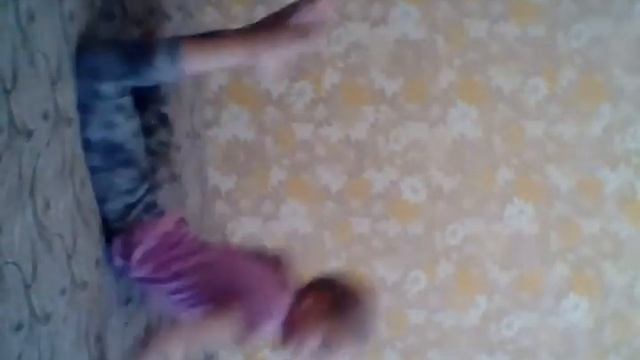 Без разминки не пофторять!!!!!!/ делаю шпагаты, дельфинчик,махи лёжа,мостик,ровновесие.!!! смотреть онлайн