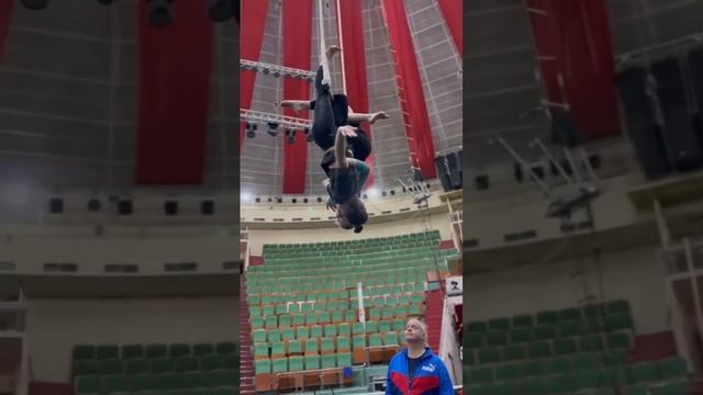 Гимнастки на трапеции #цирк #воздушныеполотна #гимнасты #трапеция #ярославль #красота #тренды смотреть онлайн
