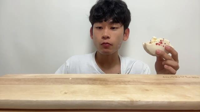 ASMR 편의점 신상 고대빵 크림파이 화이트초코 라즈베리에 딸기우유 딸기 디저트 먹방🍓 Strawberry Dessert MUKBANG смотреть онлайн