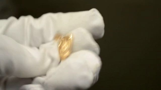 Золотая подвеска в виде ножек ребёнка с сердечком и бриллиантами смотреть онлайн
