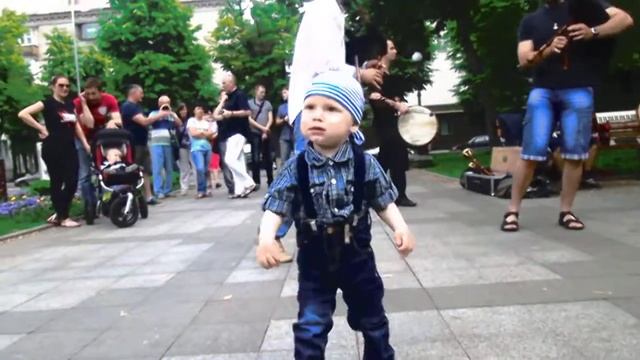 танец ребенка под волынку смотреть онлайн