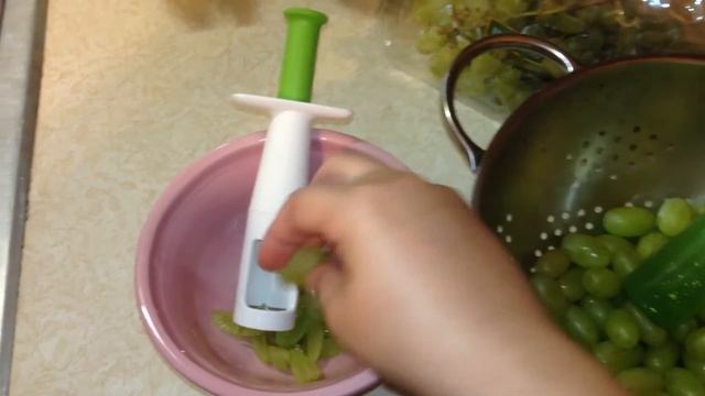 Oxo Tot Grape Cutter Review - How did I receive it FREE? смотреть онлайн