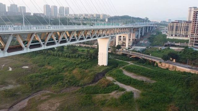 Metro 18 pass through BaiJuSi Yangtze River Bridge in ChongQing China смотреть онлайн