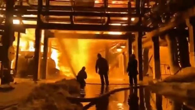 Ещё видео с места пожара на заводе «Уфаоргсинтез». смотреть онлайн