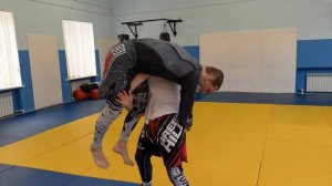 Проход в одну ногу и 3 варианта броска. Вольная борьба для ММА в исполнении Николая Киоссе.