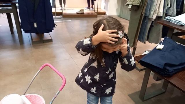 София говорит по телефону ? смотреть онлайн