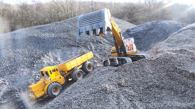 LIEBHERR R970 WORK AT THE REAL CONSTRUCTION SITE! K701, MERCEDES ZETROS 6X6 RC смотреть онлайн