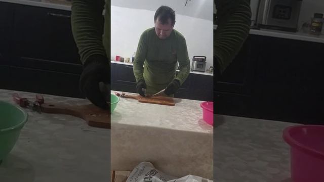 Лайфхак как быстро почистить рыбу!!! смотреть онлайн