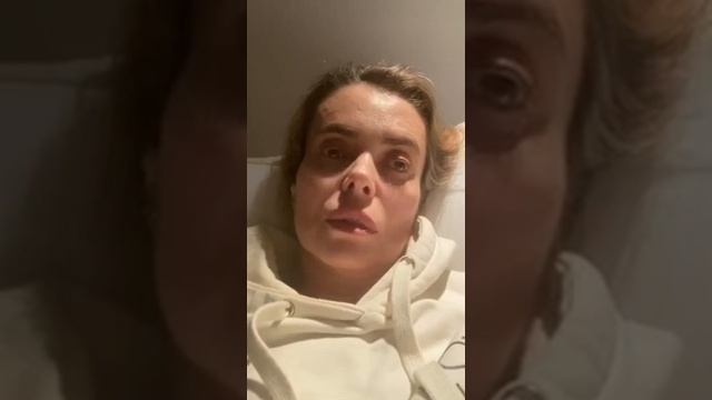 Девушка записала видео рассказывает какие симптомы у нее появились когда она вернулась из Франции. смотреть онлайн