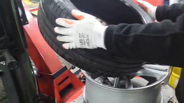 Assembly of the tire type runflat 225/45/18