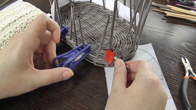 Ажурная вставка на стенках плетеной корзины смотреть онлайн