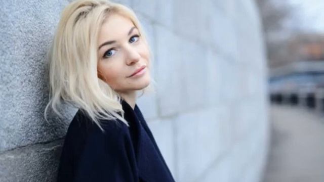 Узнаете эту глупышку из российских комедий? Только посмотрите, какая в жизни Ксения Непотребна смотреть онлайн