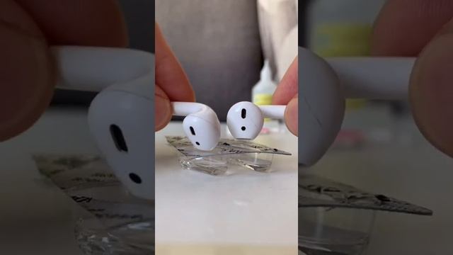 Как почистить наушники Apple такие как AirPods или EarPods в домашних условиях #shorts смотреть онлайн