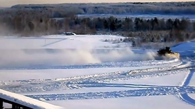 Танк проходит препятствие.AVI смотреть онлайн