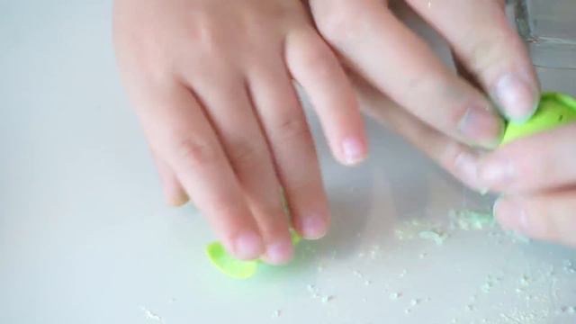 Светящиеся Эксперименты ДЛЯ ДЕТЕЙ Соль и Лед Слайм Лизун из Шампуня и Крахмала Mark and Leo смотреть онлайн