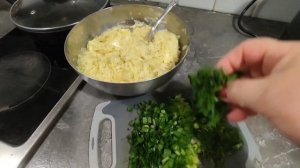 Готовлю драники  из кабачков и картошки. Со сметаной и сыром объедение.