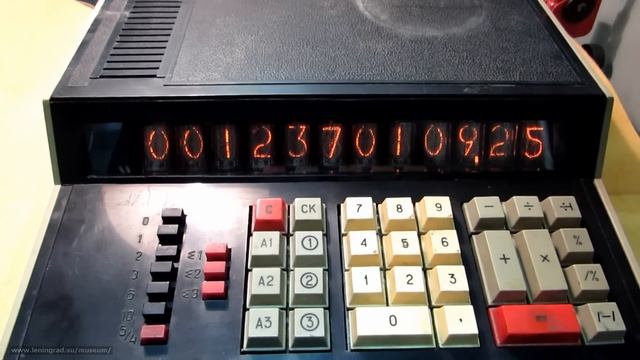 Soviet electronic calculator Iskra 112. Калькулятор Искра 112 (~1975) смотреть онлайн