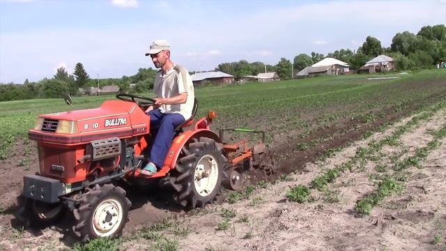 KUBOTA В10 самодельными ежиками по картошке