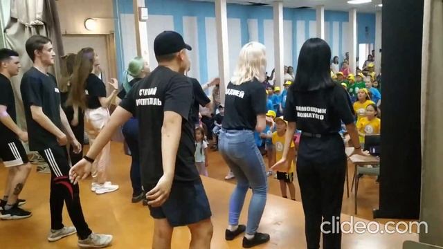 Флешмоб Районы-кварталы в исполнении вожатых, вид сзади смотреть онлайн