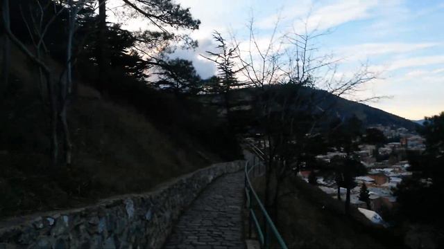 Взбираемся на холм Сололаки: вид на Тбилиси, Грузия, 08.02.2015 смотреть онлайн