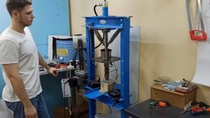 Литьевая машина на базе гидравлического пресса. Отливаем детали из полиуретана.