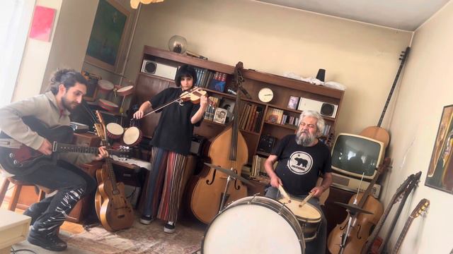 Gitar, keman,davul ile Ornette Coleman - To know what to know telefon zil sesim Ornette eşlik etti) смотреть онлайн