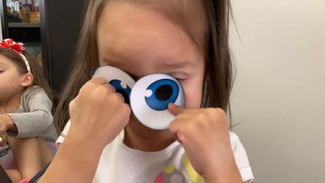 София и Мила украшают тыквы к Хэллоуину. Видео для детей Хэллоуин смотреть онлайн