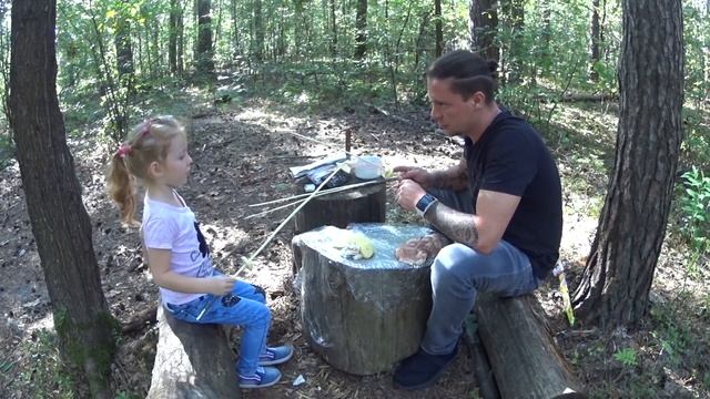 В ЛЕСУ С РЕБЁНКОМ / ДОБЫВАЕМ ЕДУ / ВЫЖИВАНИЕ В ЛЕСУ смотреть онлайн