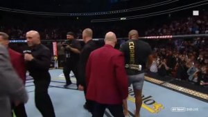 Брок Леснар толкнул Дэниэла Кормье