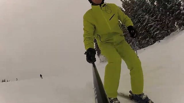 carving and skiing down the mountain смотреть онлайн
