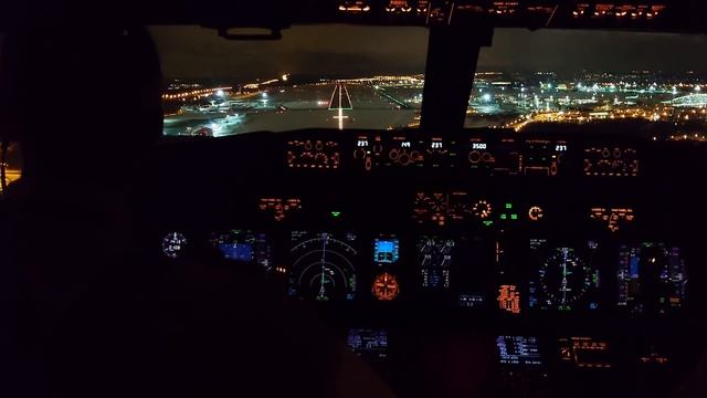Boeing 737 night landing at Vnukovo airport of Moscow смотреть онлайн