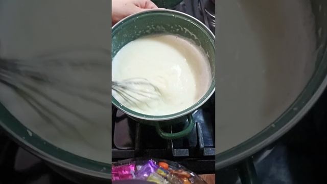 Эклеровая башня. Самые обычные эклеры, самом необычном виде.։ Էկլերից բուրգ։