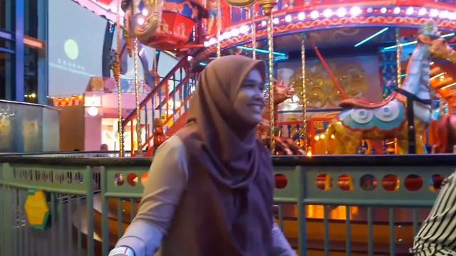SKYTROPOLIS Short Getaway with besties смотреть онлайн