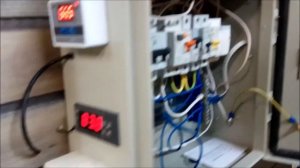 Куры горячего копчения в самодельной деревянной коптильне